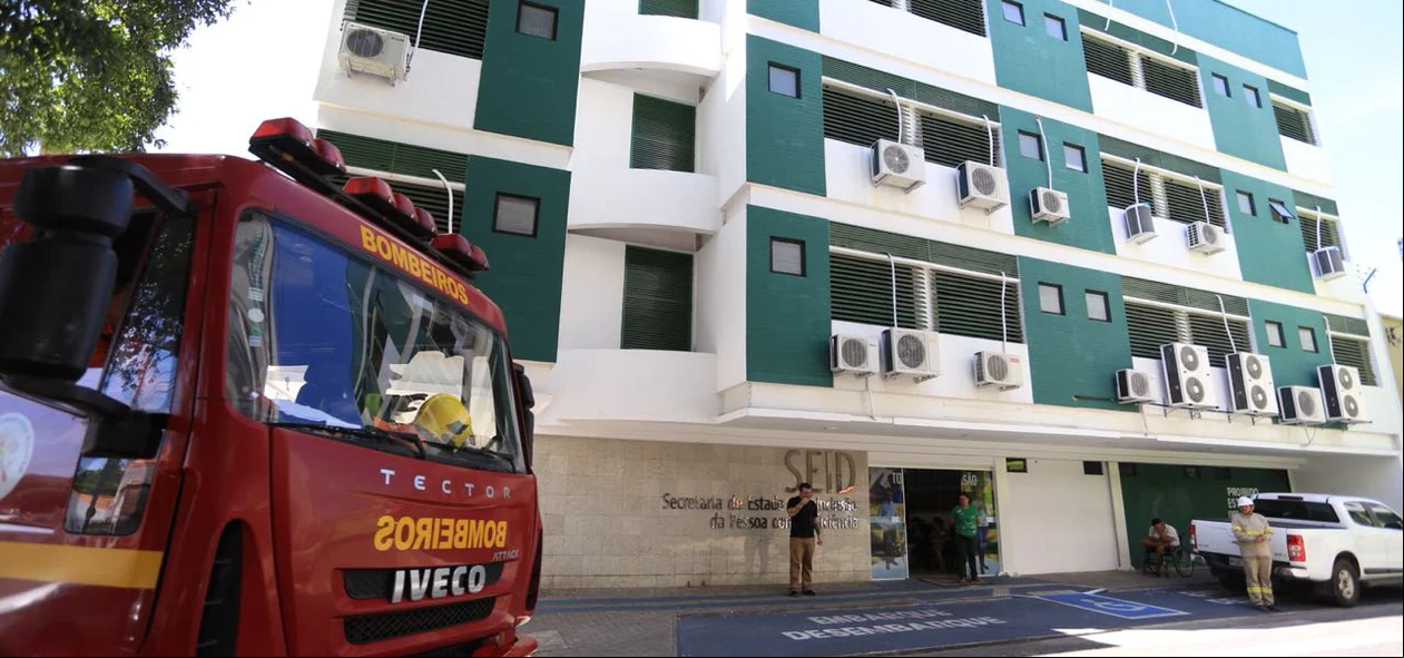 Bombeiros foram acionados por volta de 11h