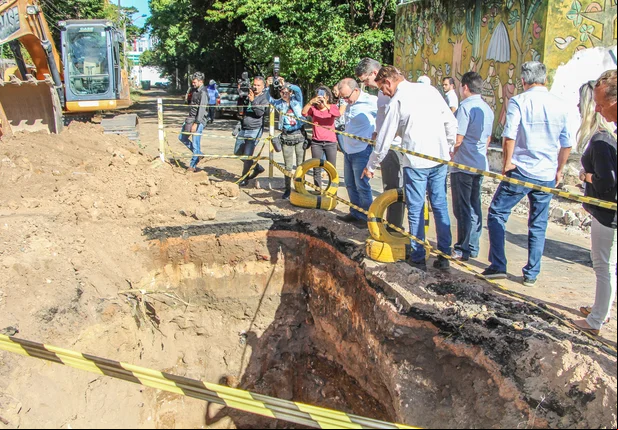 Firmino Filho e Luciano visitam obra no bairro Noivos