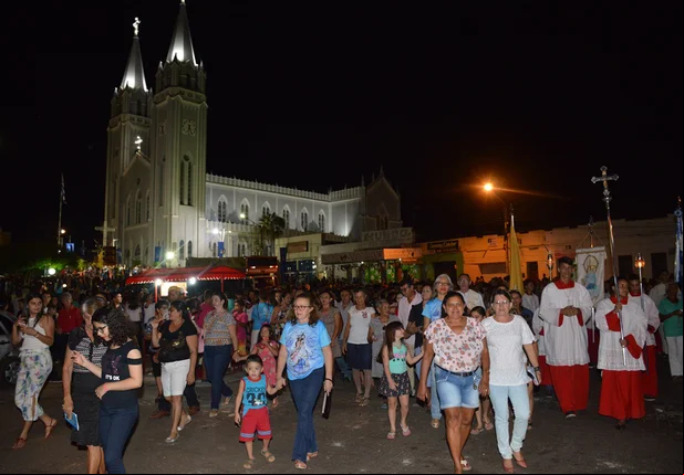 Procissão luminosa na festa de Nossa Senhora dos Remédios