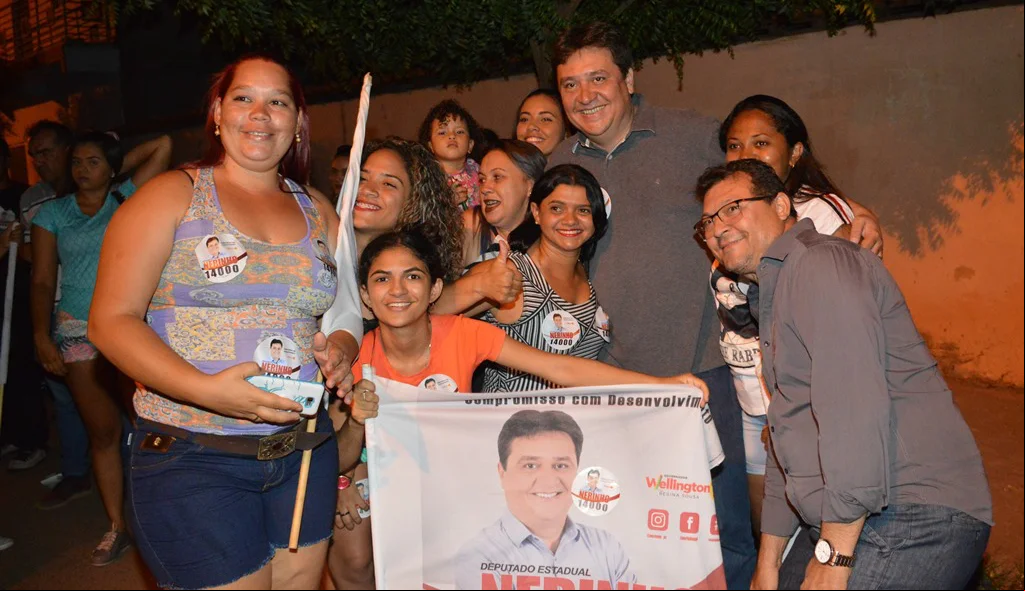 Nerinho posa para foto com simpatizantes de sua candidatura