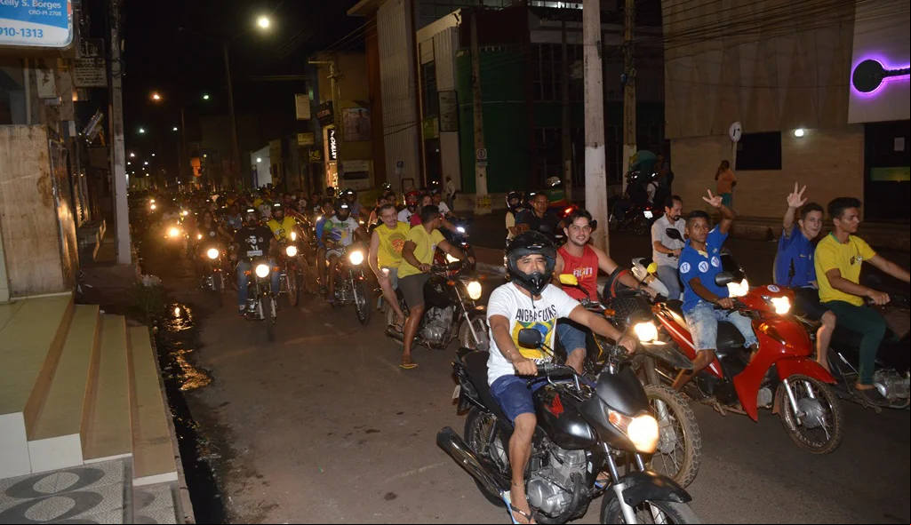 Motoqueiros seguem na frente da carreata