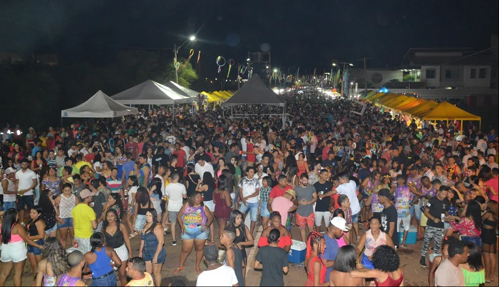 Multidão lota corredor da folia
