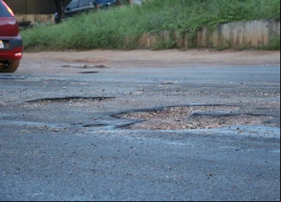 Buracos deixam o trânsito mais lento