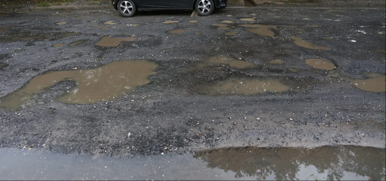 Buracos na Avenida Celso Pinheiro