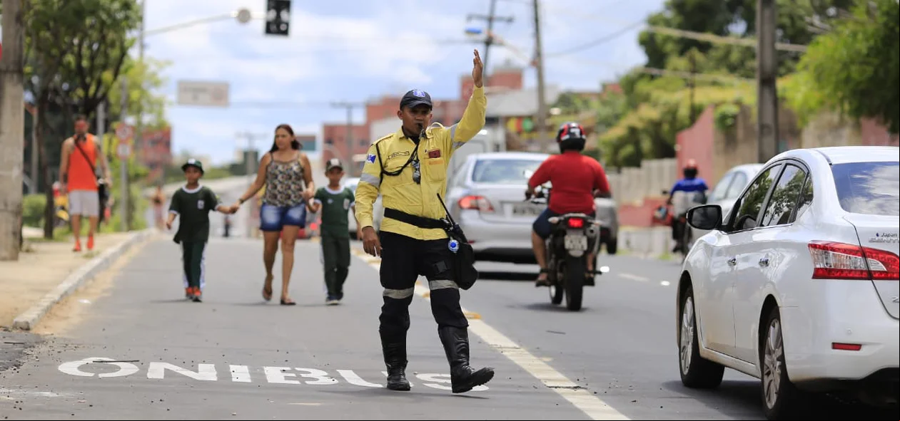 Agente da Strans orienta motoristas