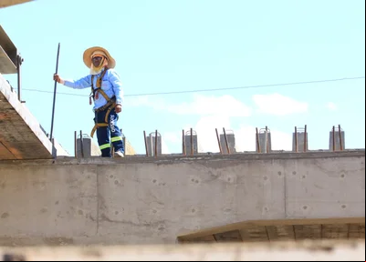 Instalação da estrutura de concreto no elevado da Tabuleta