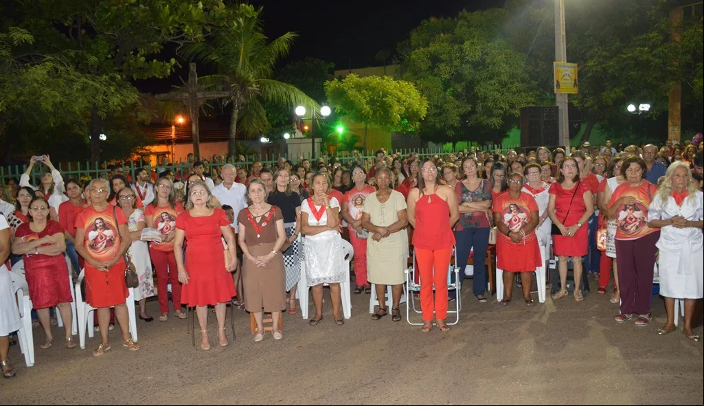 Muitos devotos vestem vermelho