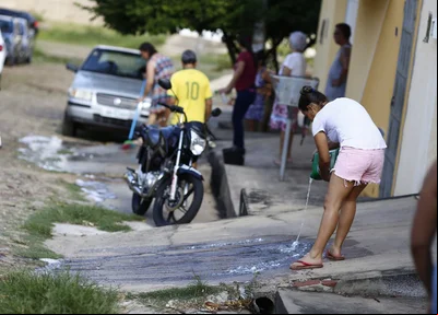 Populares limpando as marcas de sangue da residência