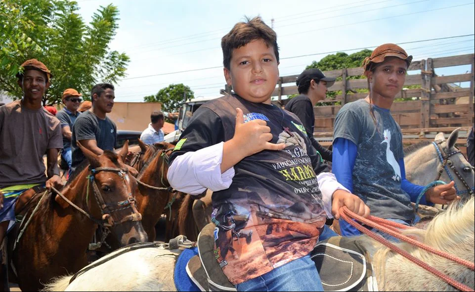 Criança participando da cavalgada 
