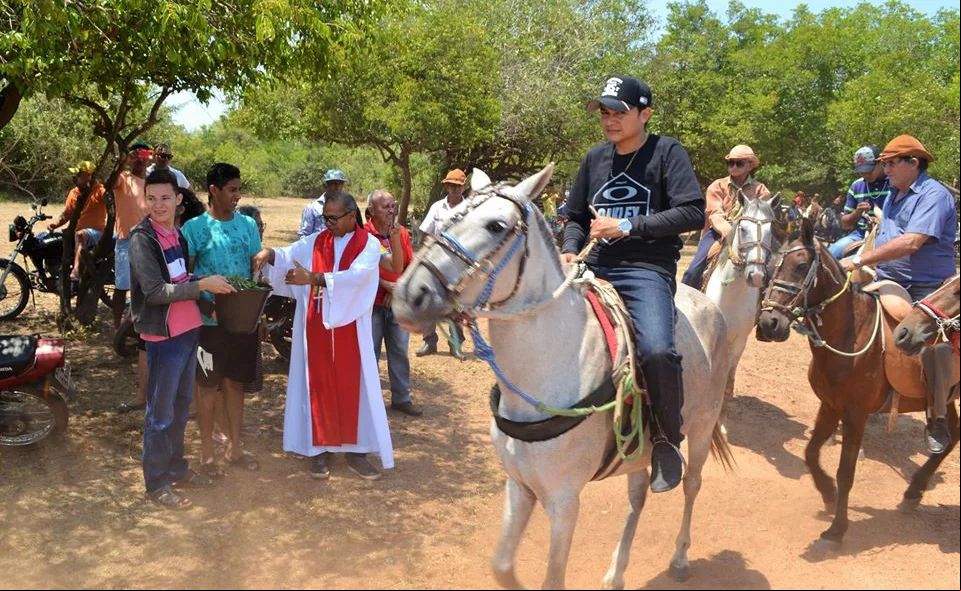 Vaqueiros receberam as  bençãos do padre e seguiram em cavalgada