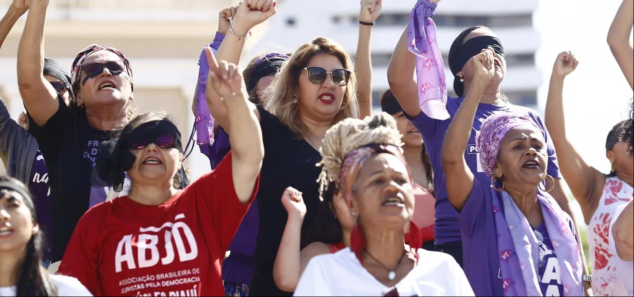 Mulheres se reuniram na frente da igreja São Benedito para protestar