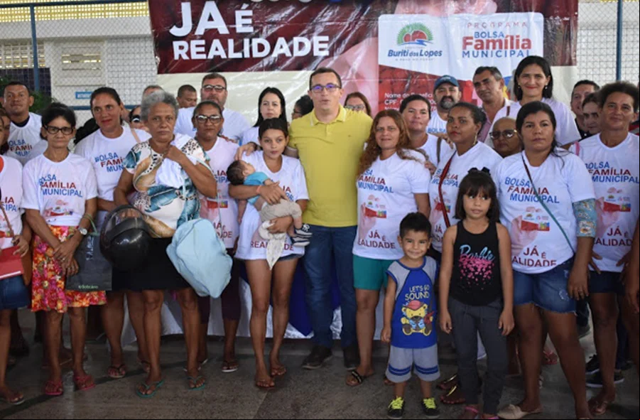 Prefeito Júnior Percy ao lado da população