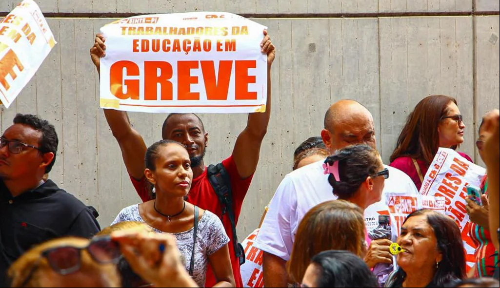 Manifestantes pedem reajuste salarial na Alepi