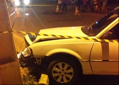 Condutor do veículo ainda colidiu em um poste após acidente