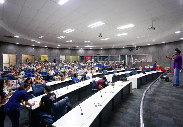 Professores estão acampados em protesto dentro da CMT