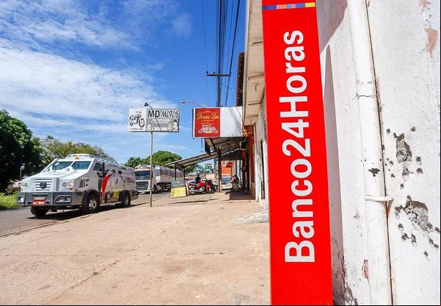 Criminosos tentam roubar carro-forte na zona leste