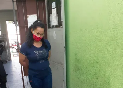 Maria do Socorro sendo conduzida para a Central de Flagrantes de Teresina