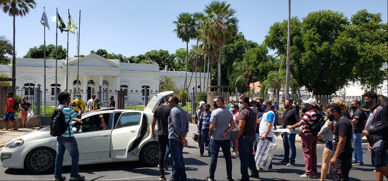 Manifestantes em frente ao Palácio de Karnak
