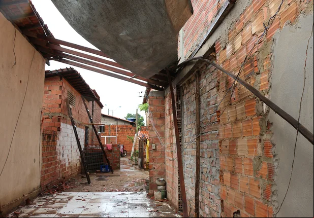 Parte de prédio desaba e atinge casas no Parque Mão Santa