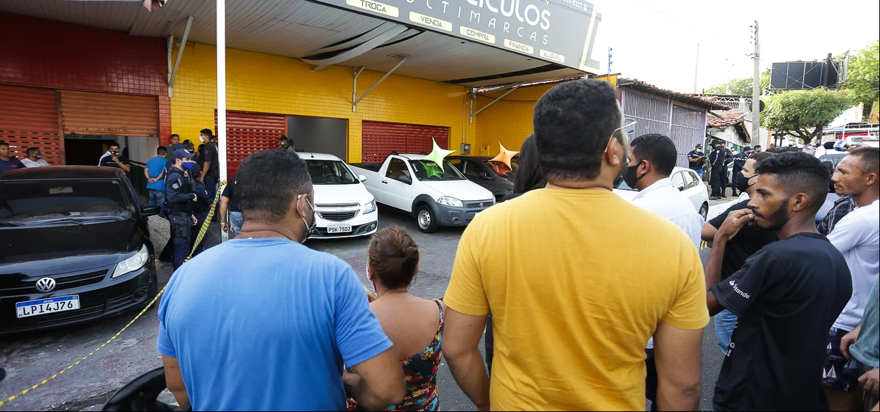 Muita gente no local 