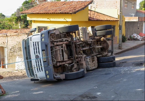 Caminhão da Águas de Teresina tomba no bairro Satélite