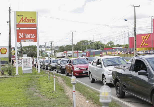 Veículos fazem fila para abastecer em posto na zona leste de Teresina