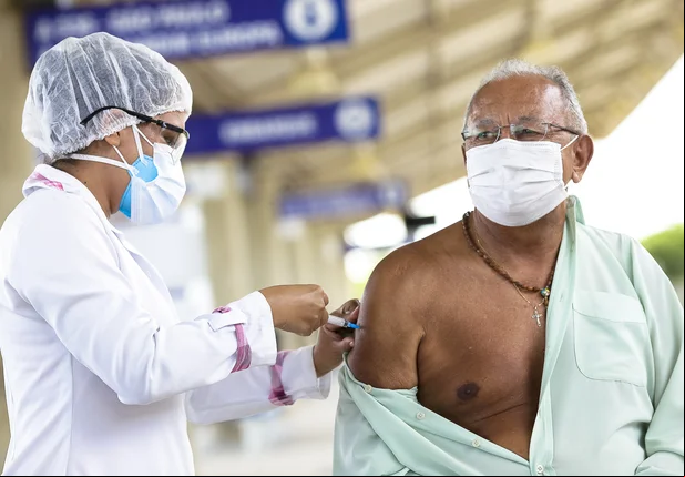Dr. Pessoa toma primeira dose de vacina contra covid-19