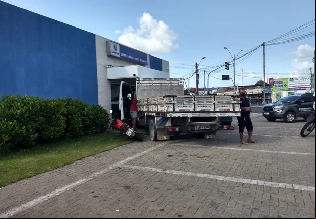 Caminhão se envolve em acidente com 6 veículos na zona sul de Teresina