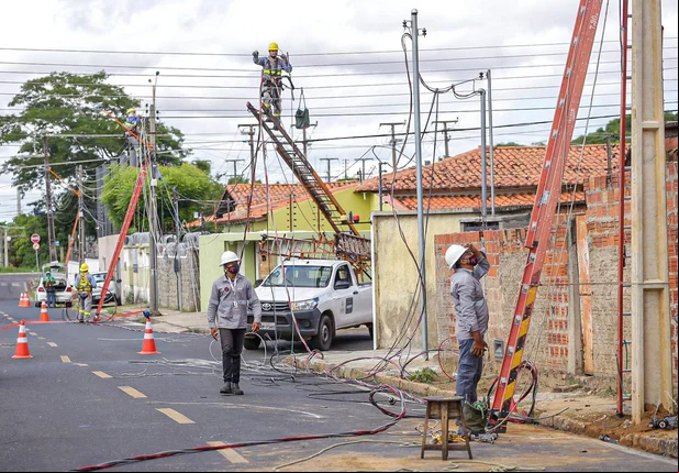 Carro derruba poste e deixa bairro de Teresina sem energia