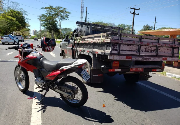Motociclista tem dedo decepado em colisão com caminhonete na João XXII