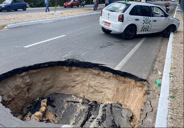 Cratera se abre e provoca acidente na Avenida Maranhão