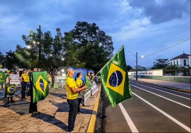 Manifestantes seguem acampados em frente ao 25º BC