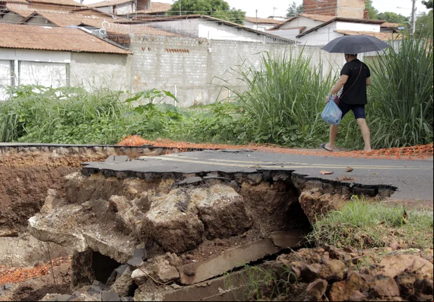 Galeria se rompe e causa transtorno no bairro Saturno em Teresina