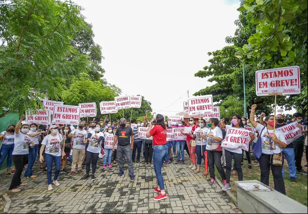 Manifestantes percorrem Teresina em ato por educação e transporte