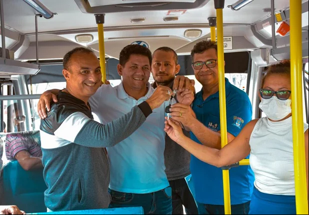 Prefeito Veim da Fetraf entrega dois ônibus à SEMED