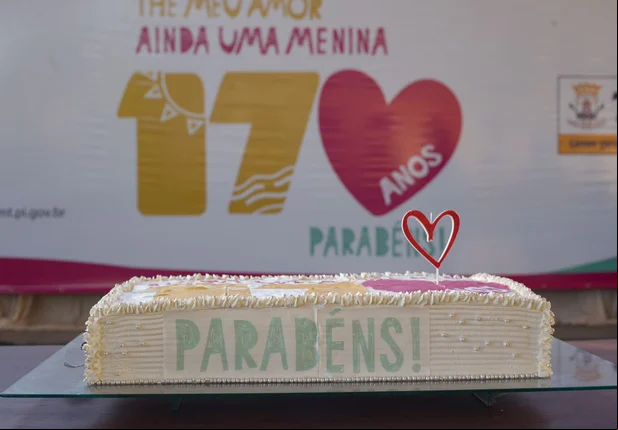 Dr. Pessoa faz tradicional corte do bolo de aniversário de Teresina