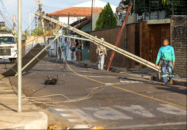 Caminhão atinge fios e derruba poste na zona leste de Teresina