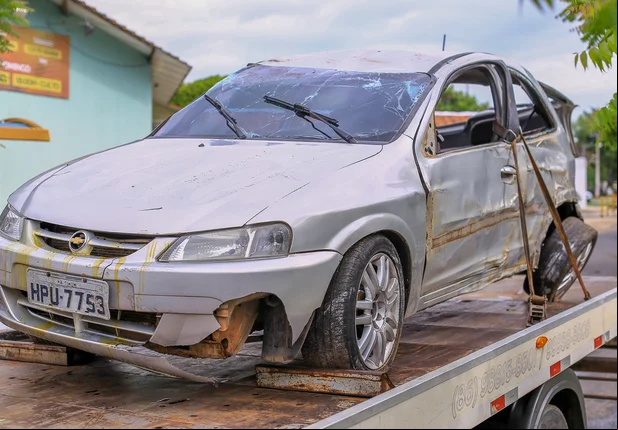 Carro capota após perder o controle na zona leste de Teresina