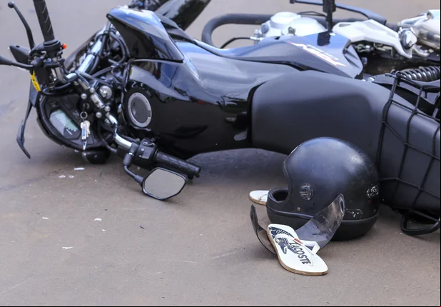 Motociclista fica preso embaixo de caminhão após acidente na BR 316