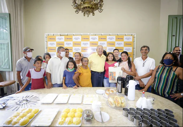 Dr. Pessoa realiza café da manhã com população carente de Teresina