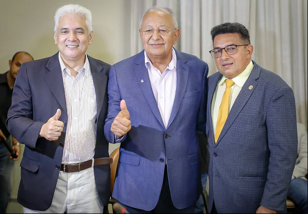Prefeito Dr. Pessoa empossa Ronney Lustosa e Valdemir Virgino