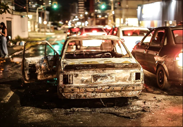 Chevette é destruído por incêndio na região zona Leste de Teresina