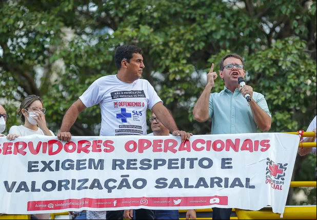 Profissionais da saúde realizam protesto em frente à Alepi