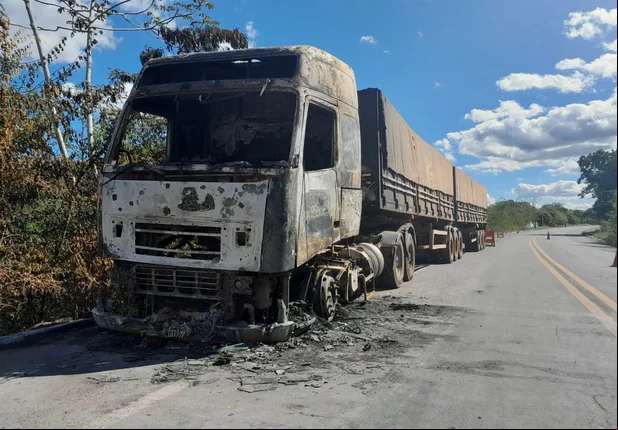 Carreta pega fogo na rodovia BR 343 entre Teresina e Altos