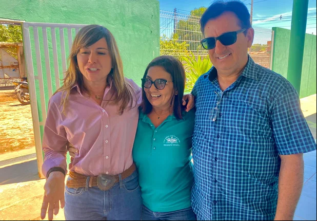 Prefeitura de Esperantina entrega kits escolares para alunos da rede m