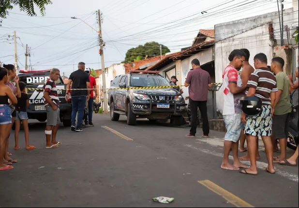 Bandidos invadem casa e executam homem a tiros na zona leste