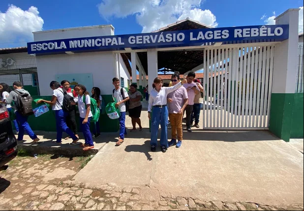 Prefeitura de Esperantina entrega kits escolares para alunos
