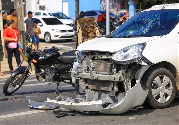 Motociclista morre ao ser atropelado por carro no Lourival Parente