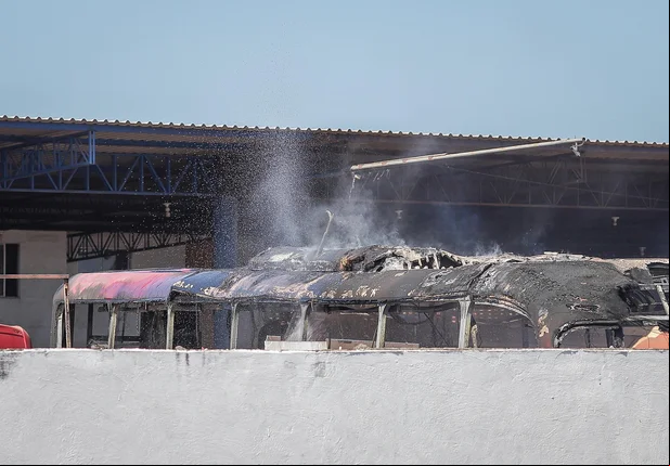 Incêndio atinge garagem de ônibus na BR 226 em Timon