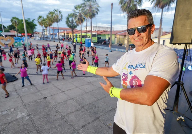 Professor Demóstenes promove “Ginástica na Praça” no Dirceu